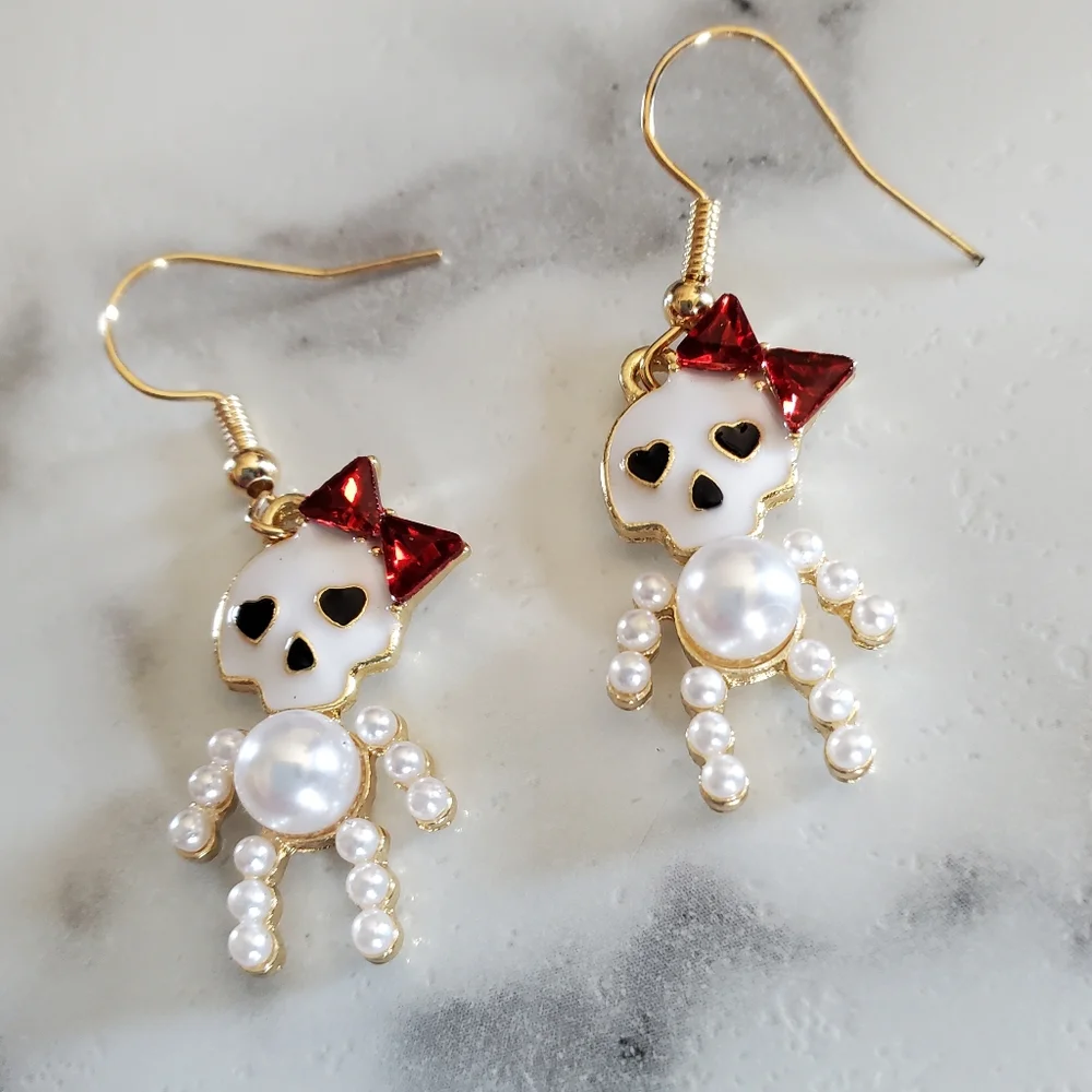 Skull Pearl Dangle Earrings - Picture 8 of 9